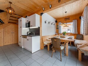 Frigorifero, microonde, piano cottura, lavastoviglie