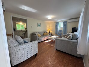 TV - Driftwood Cottage Number 2 (Eastham)