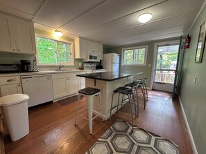 Mikrowelle, Ofen, Wasserkocher mit Kaffee-/Teezubehör