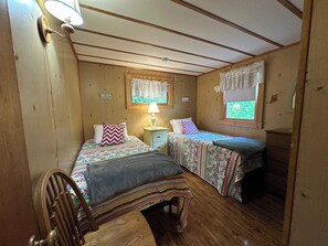 2 bedrooms, internet - Driftwood Cottage Number 3 (Eastham)