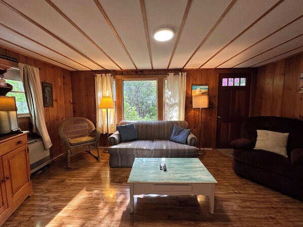 TV - Driftwood Cottage Number 3 (Eastham)