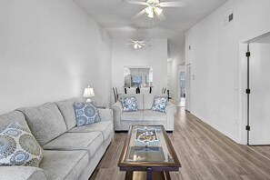 Smart TV, ping pong - Nautical Nest – Cozy Poolside Condo, Near Beaches! (Bradenton)