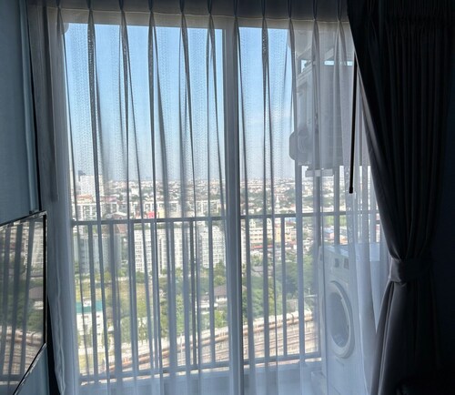 #4 29sqm 1-bedroom condo with pool, fitness, WiFi, AC in Bangkok