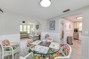 Dining - 2 Blocks to Beach: Tropical Retreat in Anna Maria (Anna Maria)