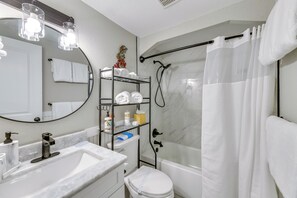 Hair dryer, towels - 2 Blocks to Beach: Tropical Retreat in Anna Maria (Anna Maria)