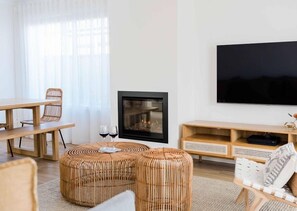 TV connectée, cheminée, jeux vidéo