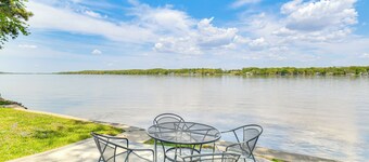 Steps to Mississippi River: Cozy Hot Tub Haven!