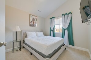 3 Schlafzimmer, Schreibtisch, Bügeleisen/Bügelbrett, Reisekinderbett