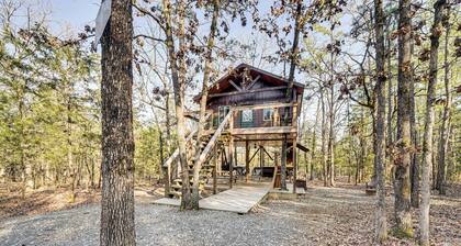 'Bluebird Treehouse' Near Kiamichi Mtns w/ Hot Tub