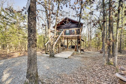 'Bluebird Treehouse' Near Kiamichi Mtns w/ Hot Tub