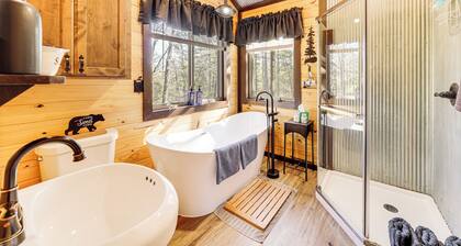 'Bluebird Treehouse' Near Kiamichi Mtns w/ Hot Tub