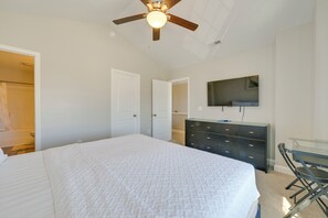 3 Schlafzimmer, Schreibtisch, Bügeleisen/Bügelbrett, Reisekinderbett