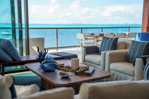 Televisie, een stereo en een kantoor