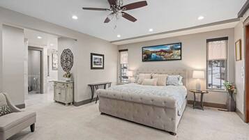 6 slaapkamers, een bureau, een strijkplank/strijkijzer, reisbedje