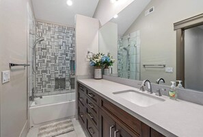 Shower, hair dryer, towels - Grand Escape at R&D Ranch - Snowmobiling, Hot tub (Heber City)
