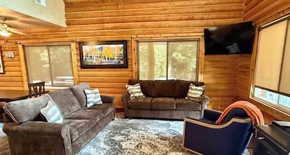 Evy's Cabin, 2 Miles to National Forest Land – Snowmobiling and Side-by-Siding