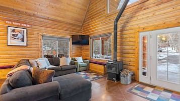 TV, fireplace, DVD player, books