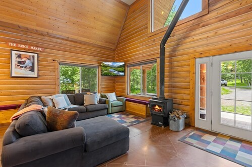 Evy's Cabin, 2 miles to snowmobiling