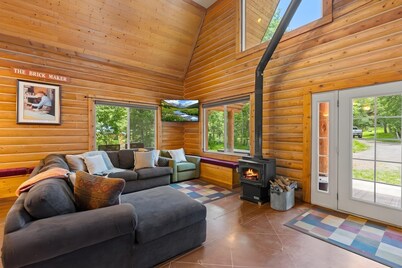 Evy's Cabin, 2 Miles to National Forest Land – Snowmobiling and Side-by-Siding