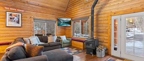 TV, fireplace, DVD player, books