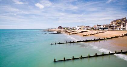 Beautiful 4-Bed Close to South Downs & Goodwood