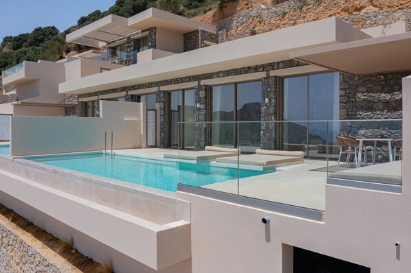 Villa | Pool | Indendørs pool, udendørs pool