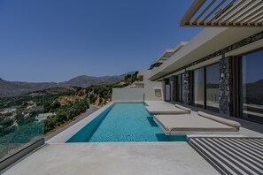 Villa | Pool | Indendørs pool, udendørs pool