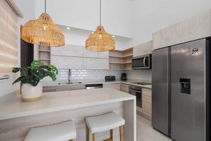 Een koelkast, een magnetron, een oven, een kookplaat