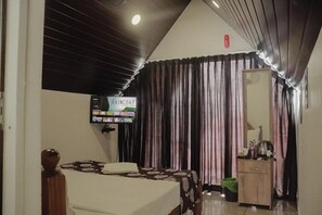 Habitació superior, 1 llit de matrimoni, bany privat, vistes al llac | Caixa forta a l'habitació i escriptori 