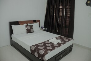 Kahden hengen deluxe-huone, 1 keskisuuri parisänky, oma kylpyhuone, järvinäköala | Kylpyhuone | Suihku, tohvelit, pyyhkeet, saippua