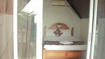 Superior Room, 1 Queen Bed, Private Bathroom, Lake View | In-room safe, desk, laptop workspace, blackout drapes