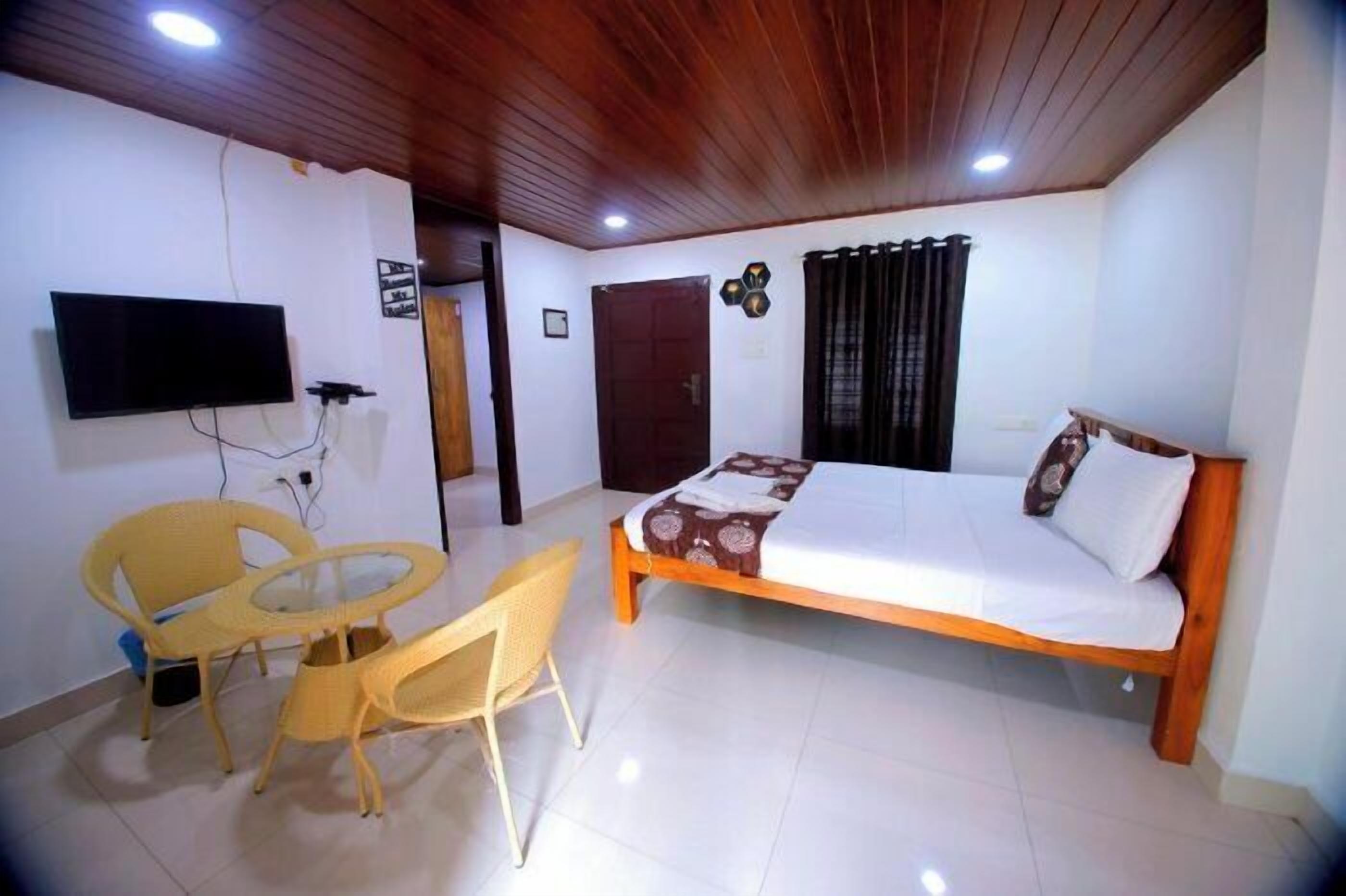 Comfort Room, 1 Queen Bed, Private Bathroom, Garden Area | In-room safe, desk, laptop workspace, blackout curtains