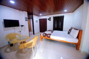 In-room safe, desk, laptop workspace, blackout drapes - Ripples Backwater Resort (Kollam)
