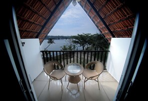 Tallelokero huoneessa, työpöytä