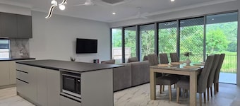 41RedPebble Brand New 2 Bedroom Villa in Redlynch Cairns QLD