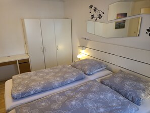 2 Schlafzimmer, Schreibtisch, Reisekinderbett, WLAN
