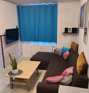 Smart-TV, bøker og stereoanlegg