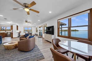 Smart-tv, boeken en een printer