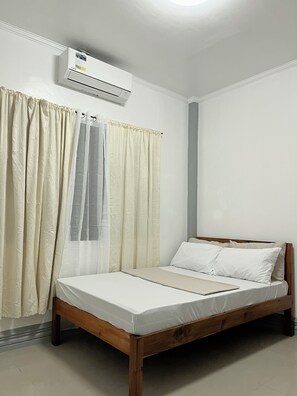 4 bedrooms, desk, WiFi, bed sheets - Ivory Bloom - Spacious 4-BR w/ WiFi, AC, Large Space in Puerto Princesa, Palawan (Puerto Princesa)