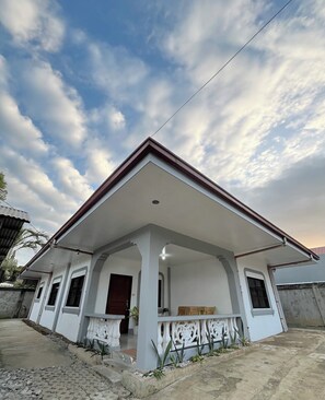Exterior - Ivory Bloom - Spacious 4-BR w/ WiFi, AC, Large Space in Puerto Princesa, Palawan (Puerto Princesa)