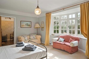 4 dormitorios, escritorio, tabla de planchar con plancha y cuna de viaje