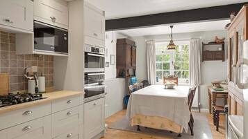 KylskÄp, mikrovÄgsugn, ugn och spishÀll