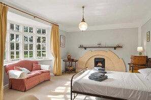 4 bedrooms, desk, iron/ironing board, travel cot