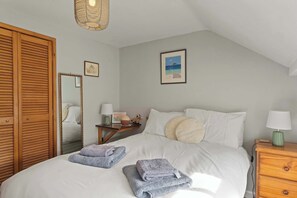 4 bedrooms, desk, iron/ironing board, travel cot - Homely Cottage & Garden nr Praa Sands & Marazion (Rosudgeon)