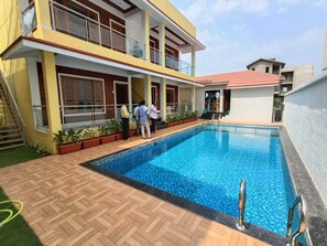 15 สระว่ายน้ำกลางแจ้ง