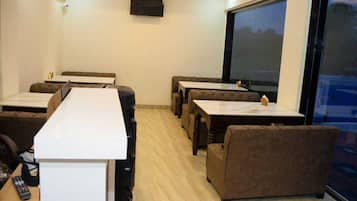 Deluxe Room | Desk, free WiFi