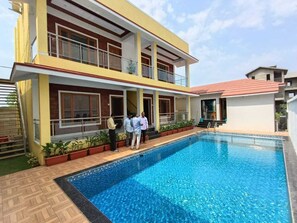 15 สระว่ายน้ำกลางแจ้ง