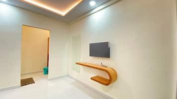 Deluxe Room | Desk, free WiFi