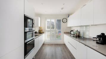 Geladeira, cafeteira/chaleira, talheres/pratos/utensílios de cozinha