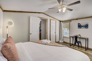 3 bedrooms, travel crib, WiFi, bed sheets - Gold Dust Cabin! Rustic Retreat w/ Scenic Views (Cripple Creek)